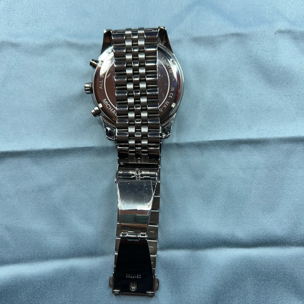 Like knew Michael Kors Oversized Silver-Tone Watch
Style# MK6731 - Picture 4 of 5